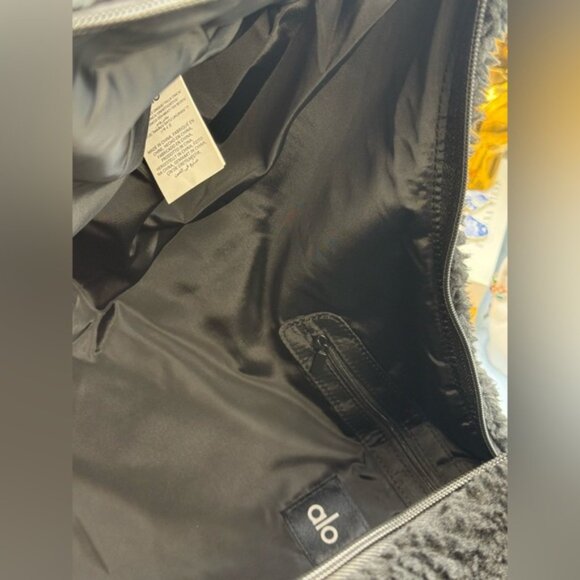 🆕 ALO YOGA 🧿 NWOT Sherpa Om The Go Sling Bag - Black Sherpa - Picture 10 of 16
